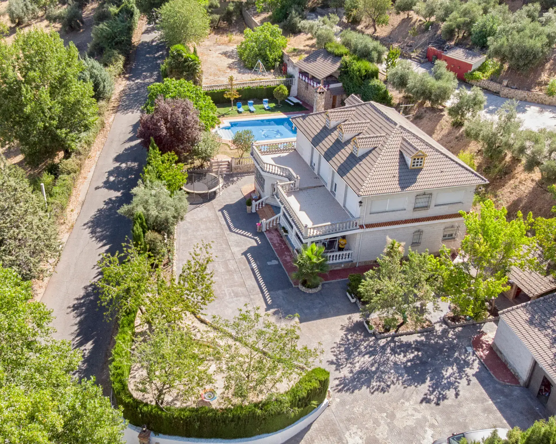 Vista aérea de Villa Fuji, la piscina y el jardín