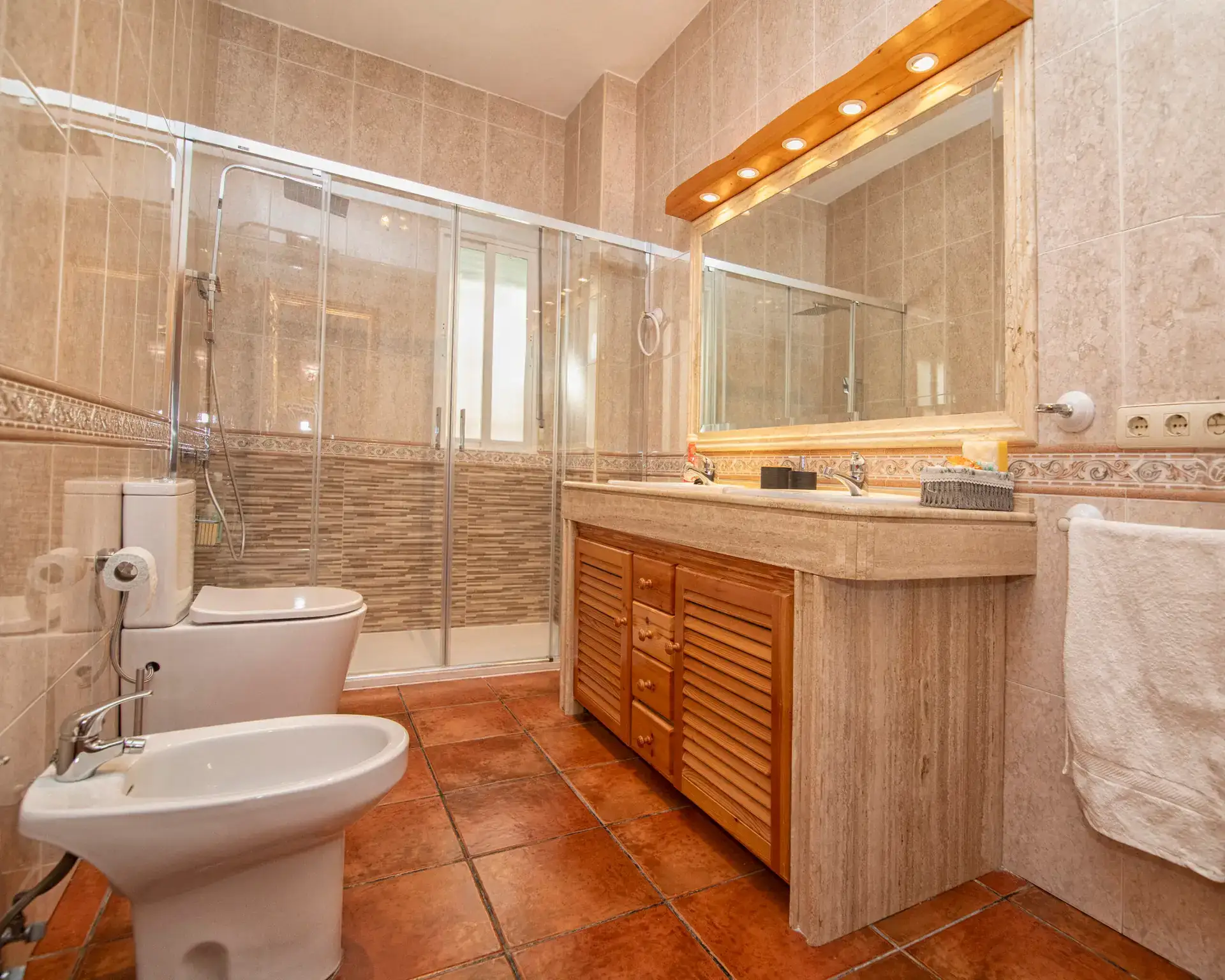 Baño completo con bañera y encimera de mármol