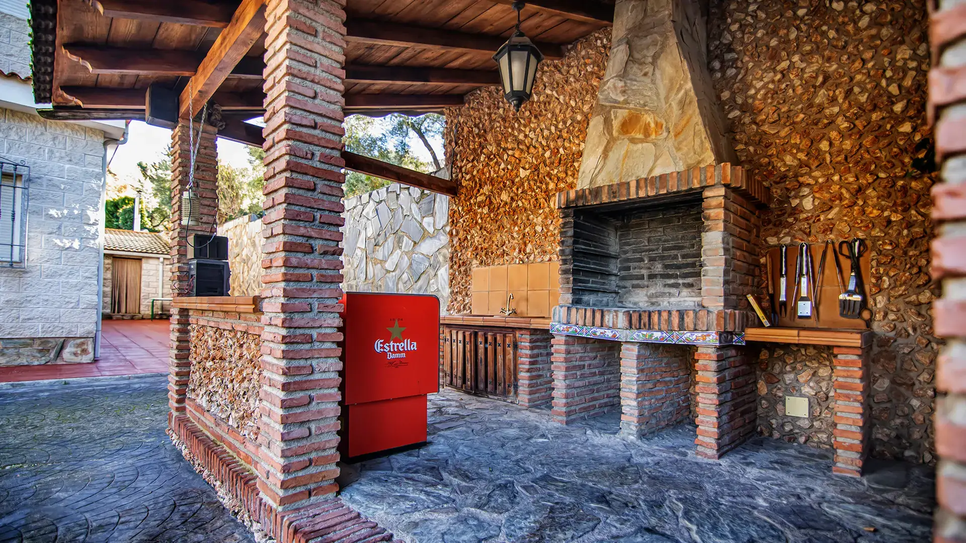 Barbacoa de leña bajo el porche de piedra de Villa Fuji