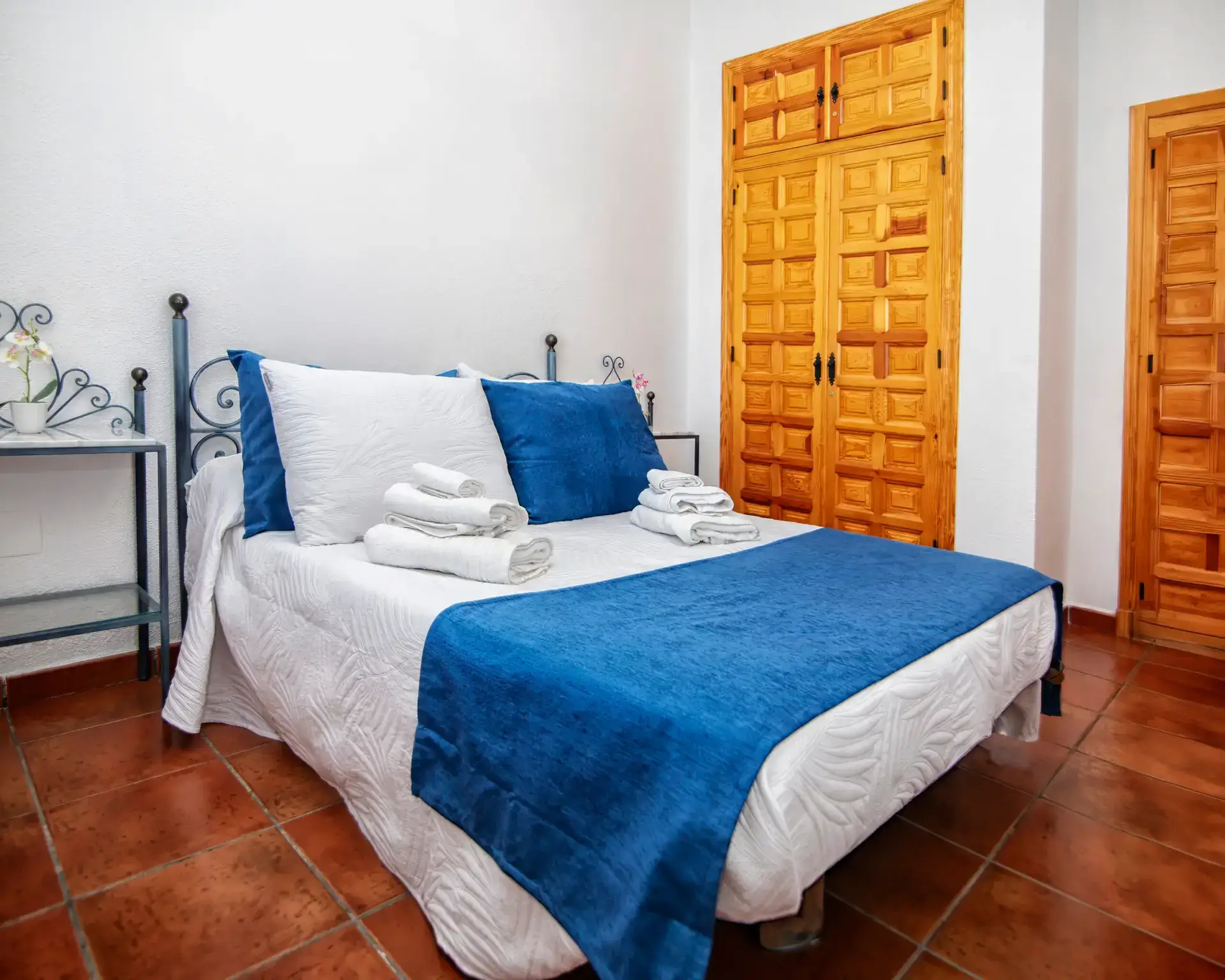 Dormitorio con cama doble y luz de la mañana entrando por la ventana