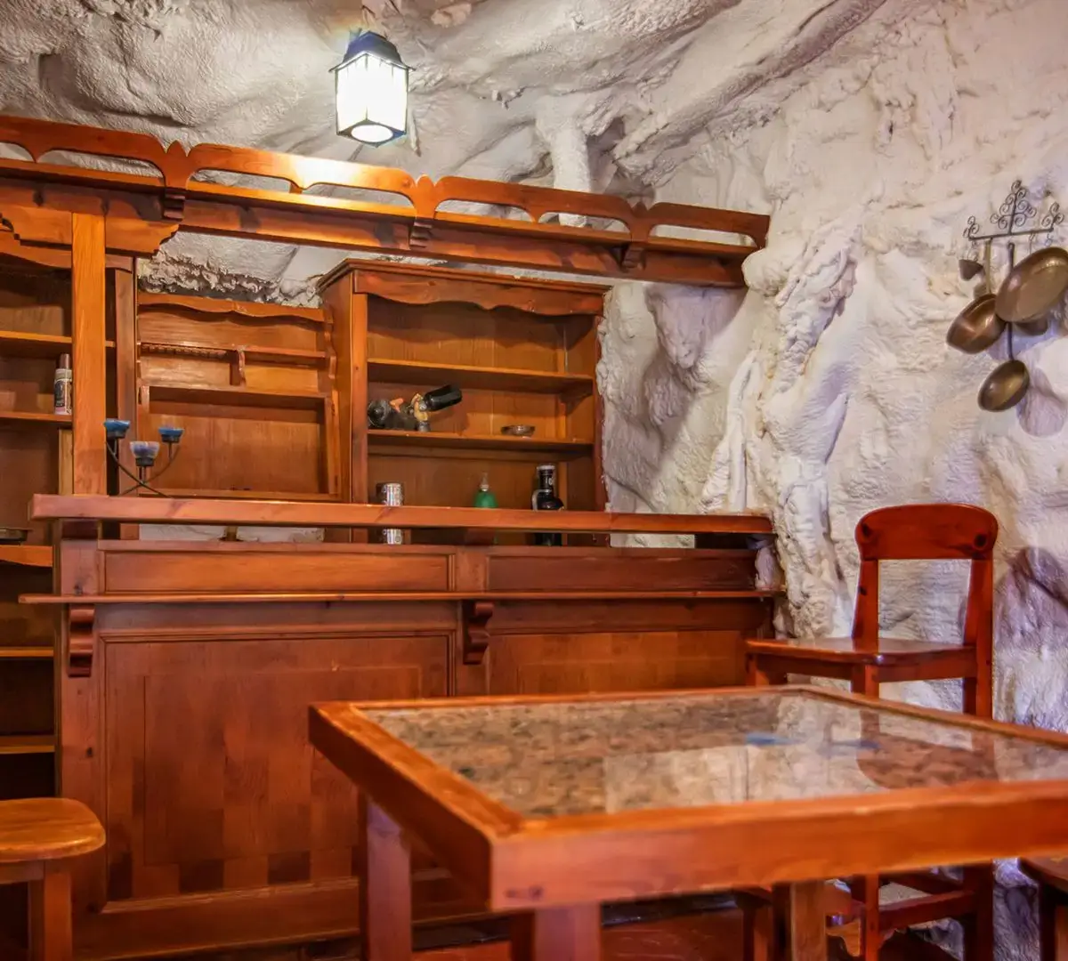 Bodega con barra de madera excavada en la roca