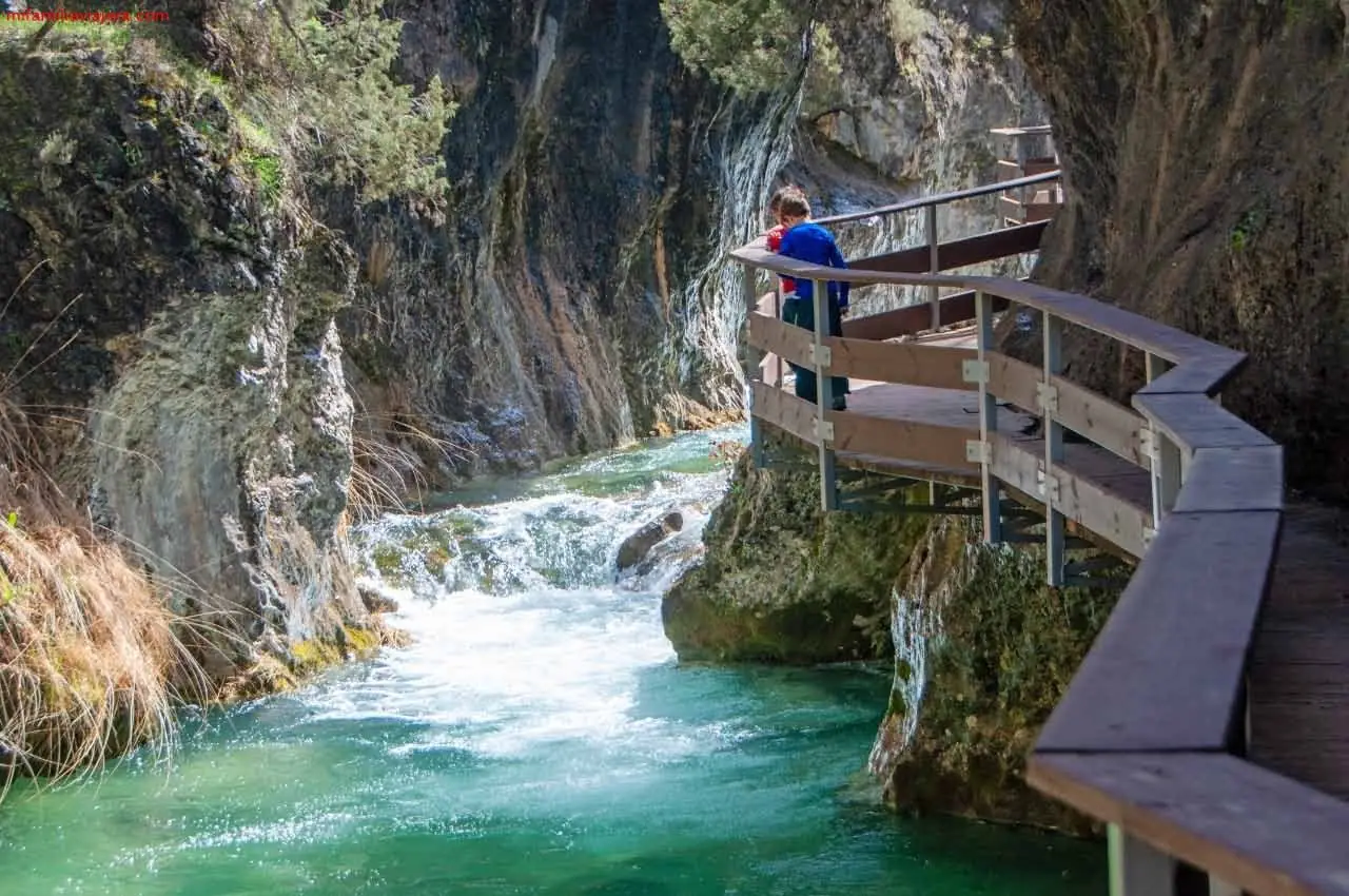 Pasarela sobre el cañón de un río en la provincia de Jaén