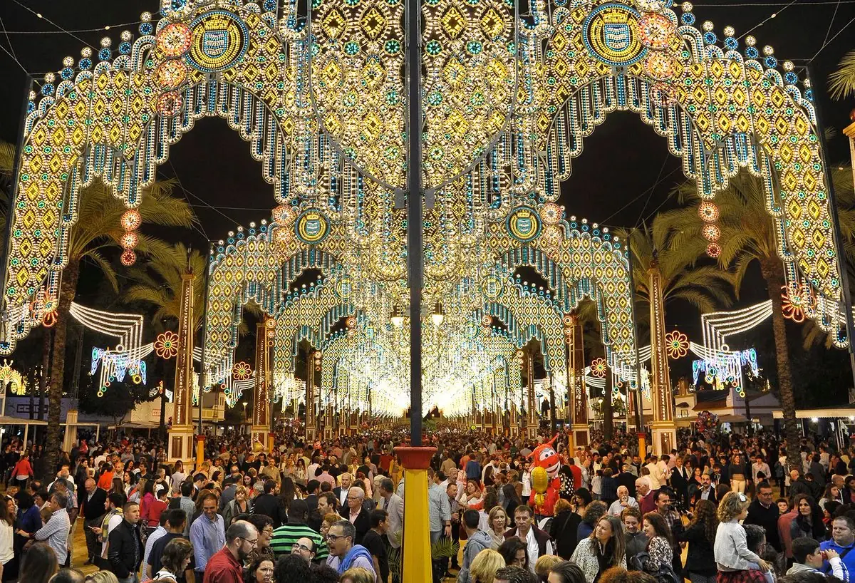 Portada iluminada de la Feria de San Lucas en Jaén