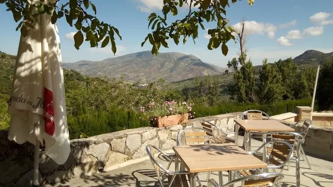 Terraza del Mesón Asador La Pandera con vistas a la sierra