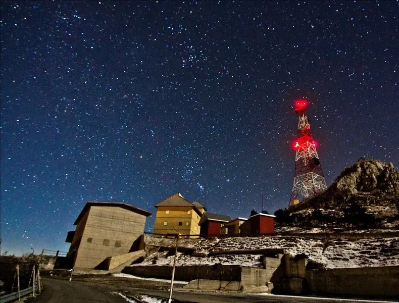 Cielo estrellado sobre la Sierra de la Pandera, Reserva Starlight