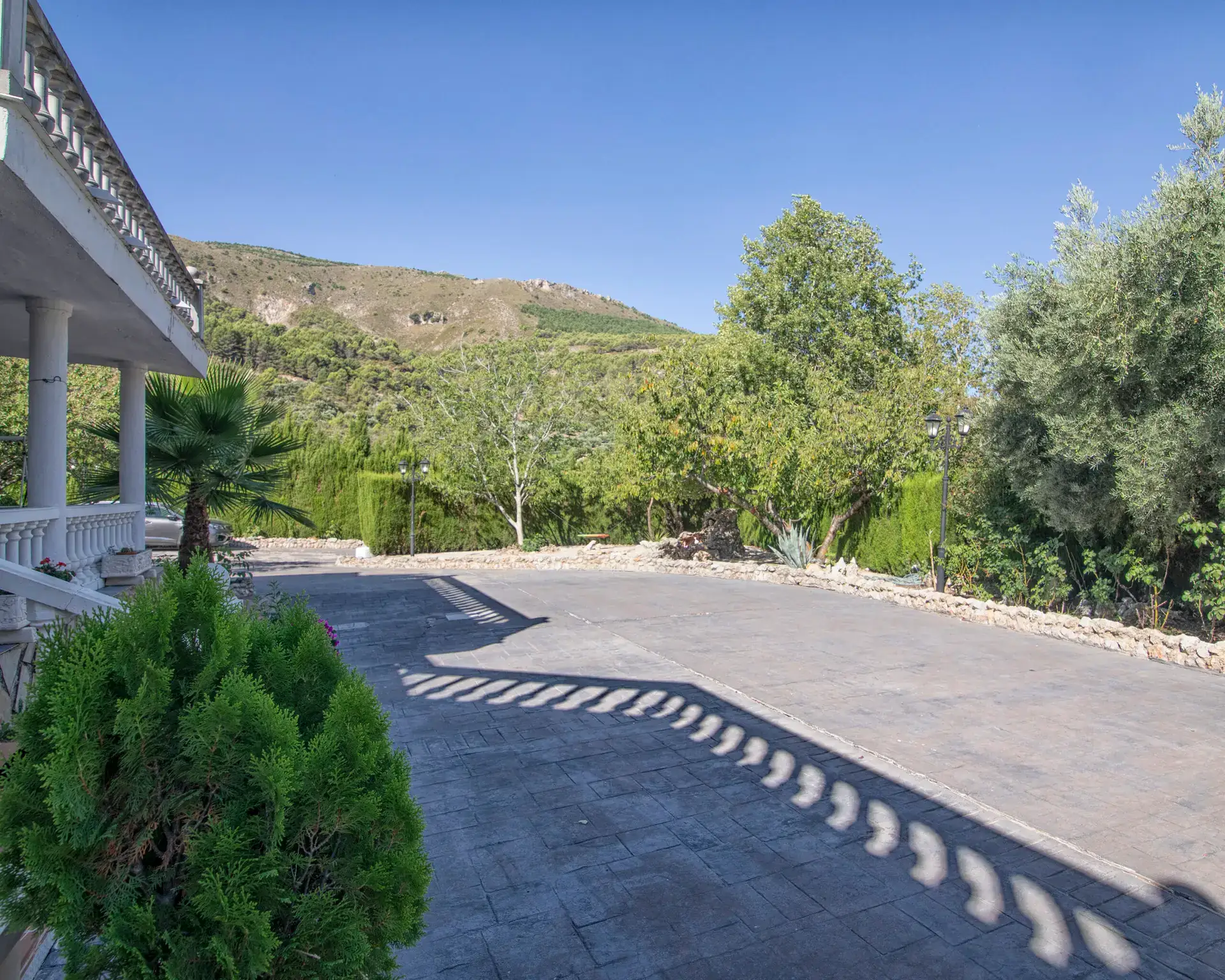 Aparcamiento privado con vistas abiertas a la sierra