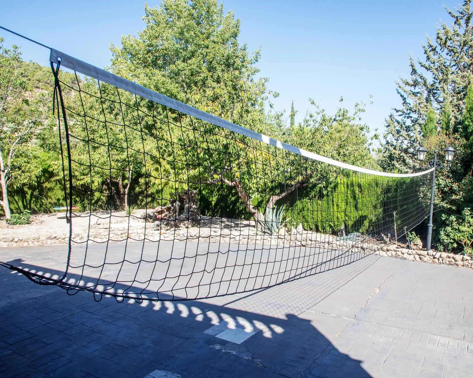 Red de voleibol montada en la pista exterior