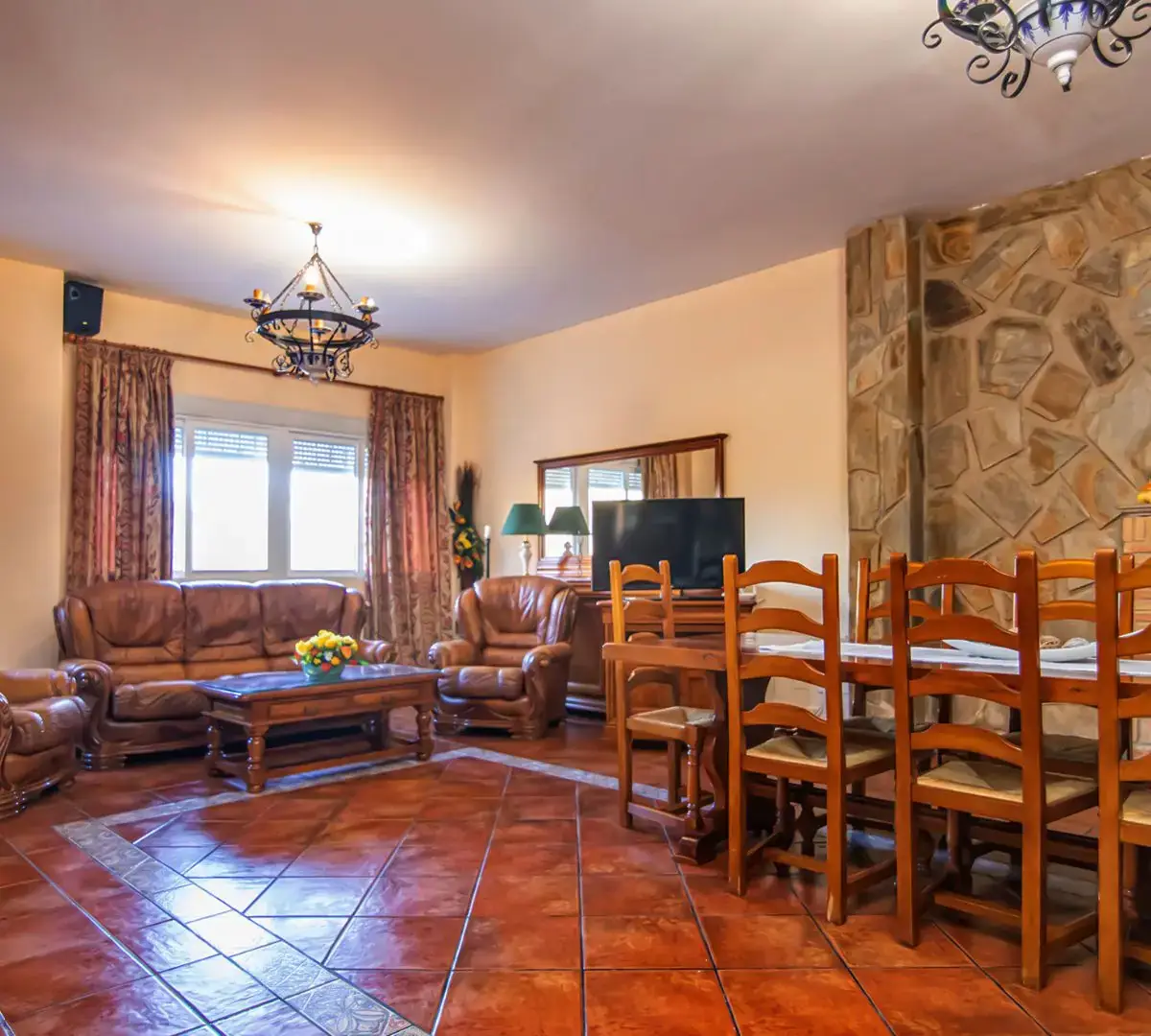 Salón con chimenea, sofás y mesa de comedor